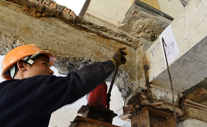 Thần đèn nâng cao 3 m giảng đường ngôi chùa 2.000 tấn ở Sài Gòn