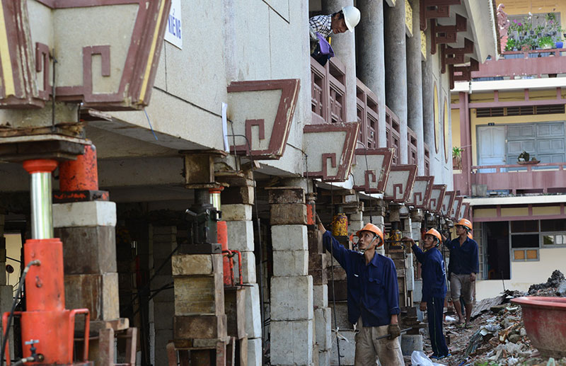 Thần đèn nâng cao 3 m giảng đường ngôi chùa 2.000 tấn ở Sài Gòn