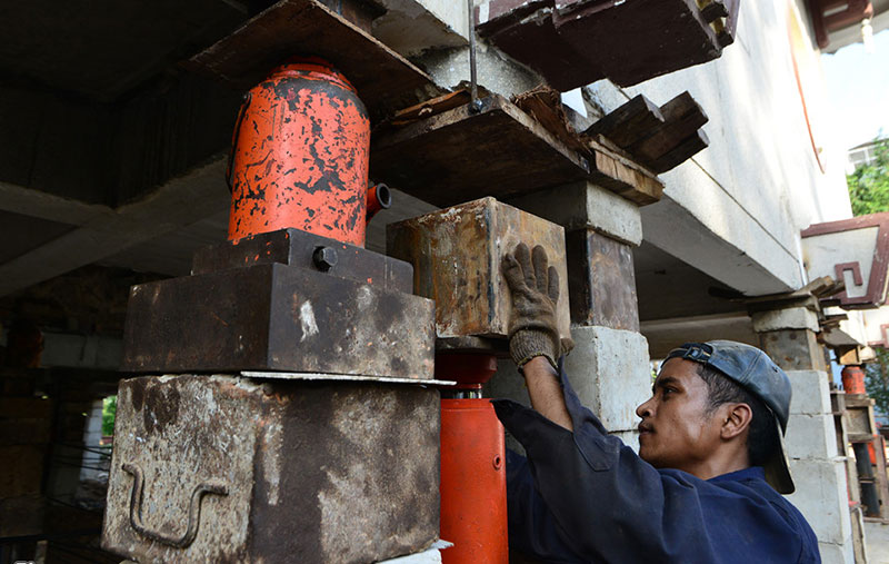 Thần đèn nâng cao 3 m giảng đường ngôi chùa 2.000 tấn ở Sài Gòn