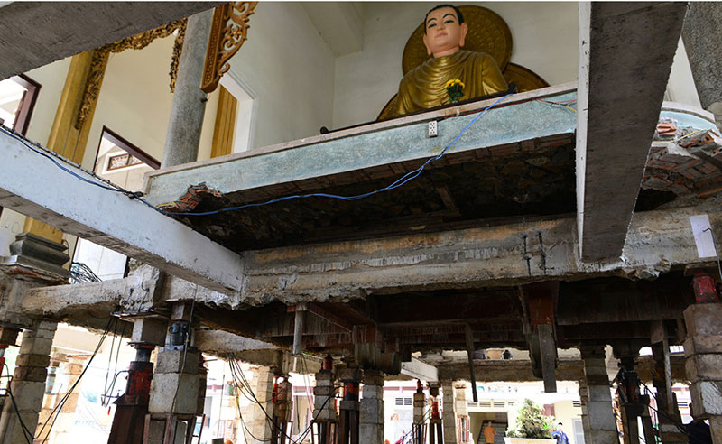 Thần đèn nâng cao 3 m giảng đường ngôi chùa 2.000 tấn ở Sài Gòn