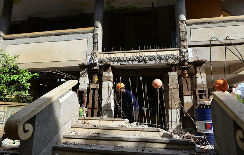 Thần đèn nâng cao 3 m giảng đường ngôi chùa 2.000 tấn ở Sài Gòn