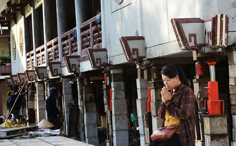 Thần đèn nâng cao 3 m giảng đường ngôi chùa 2.000 tấn ở Sài Gòn