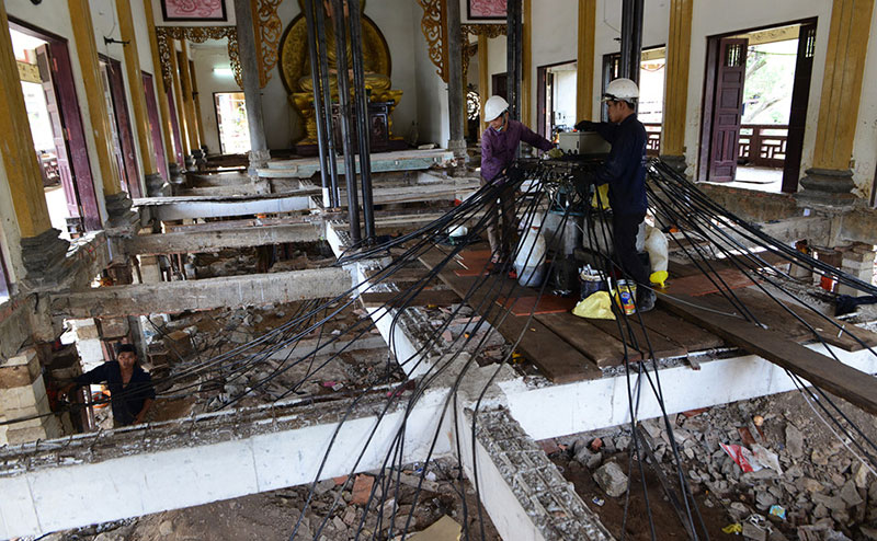 Thần đèn nâng cao 3 m giảng đường ngôi chùa 2.000 tấn ở Sài Gòn