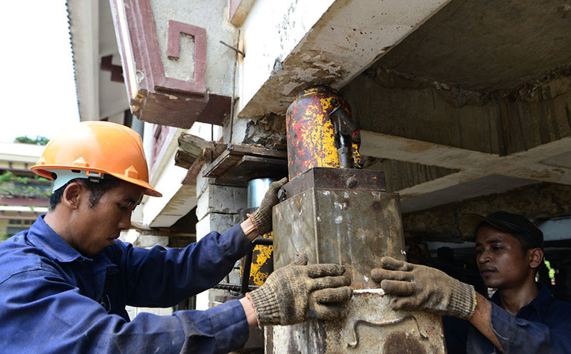 Thần đèn nâng cao 3 m giảng đường ngôi chùa 2.000 tấn ở Sài Gòn