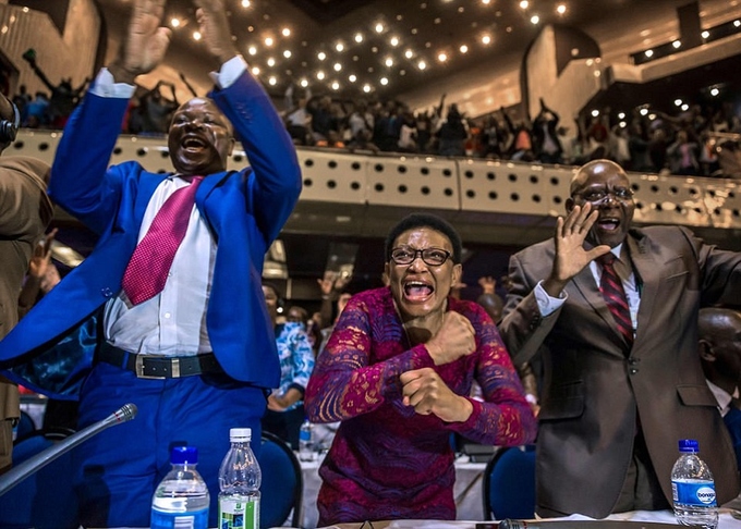 Dân Zimbabwe đổ ra đường ăn mừng tổng thống từ chức