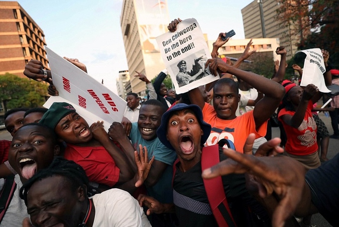 Dân Zimbabwe đổ ra đường ăn mừng tổng thống từ chức