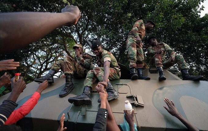 Dân Zimbabwe đổ ra đường ăn mừng tổng thống từ chức