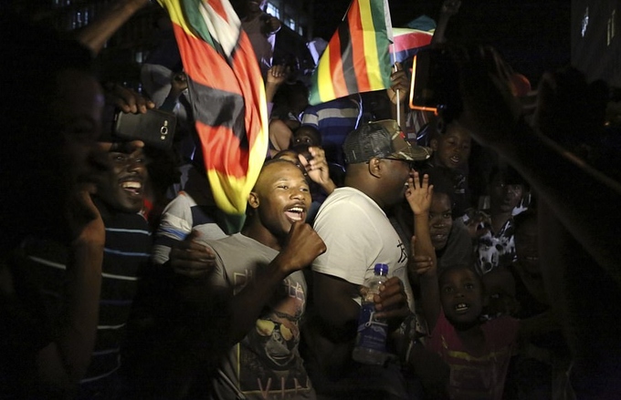 Dân Zimbabwe đổ ra đường ăn mừng tổng thống từ chức