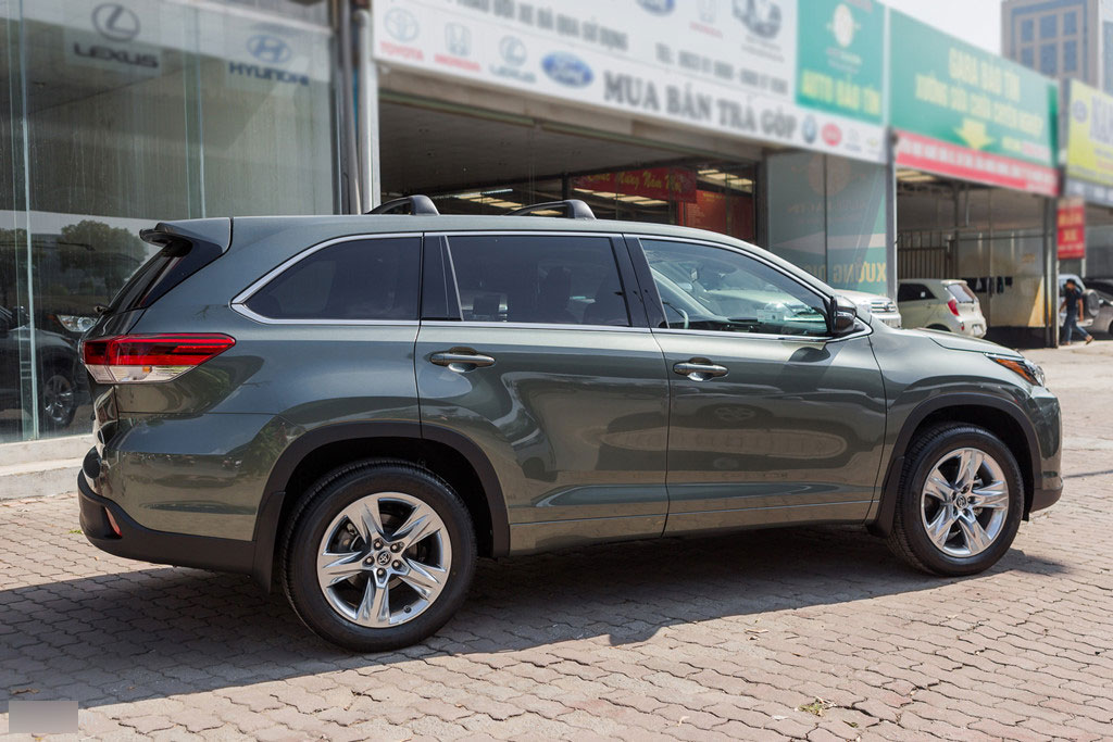 Toyota Highlander lên nhiều phụ kiện giá hơn 3 tỷ tại Việt Nam