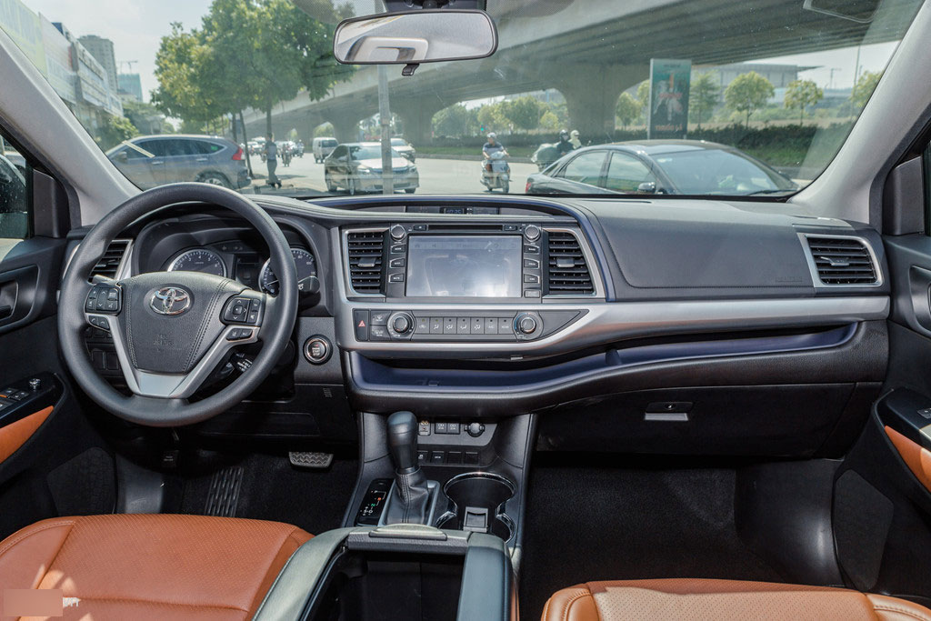 Toyota Highlander lên nhiều phụ kiện giá hơn 3 tỷ tại Việt Nam
