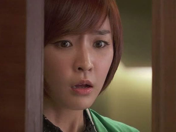 Vợ mới hoảng hồn khi phát hiện mẩu giấy vợ cũ của chồng để lại dưới gối