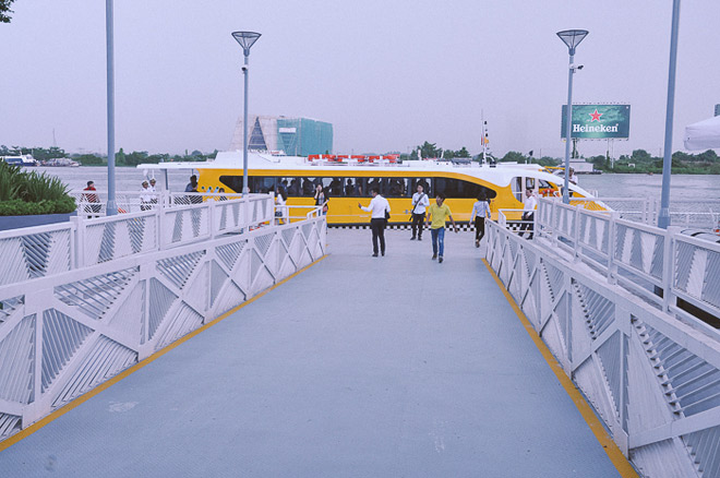 Ảnh: Ngỡ ngàng trước sự hiện đại của bến xe buýt chạy trên mặt nước