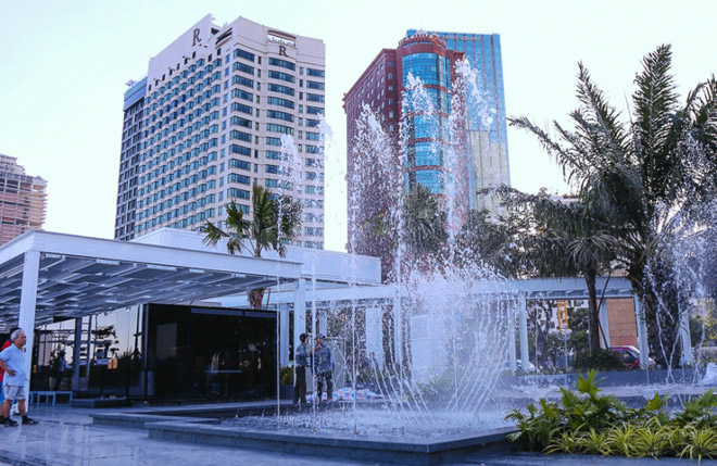 Ảnh: Ngỡ ngàng trước sự hiện đại của bến xe buýt chạy trên mặt nước