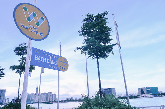 Ảnh: Ngỡ ngàng trước sự hiện đại của bến xe buýt chạy trên mặt nước