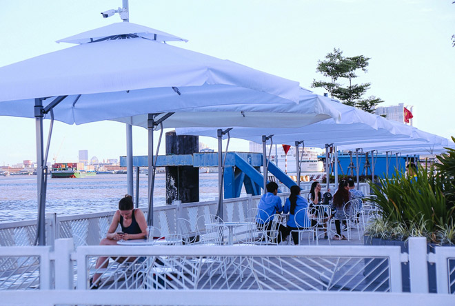 Ảnh: Ngỡ ngàng trước sự hiện đại của bến xe buýt chạy trên mặt nước