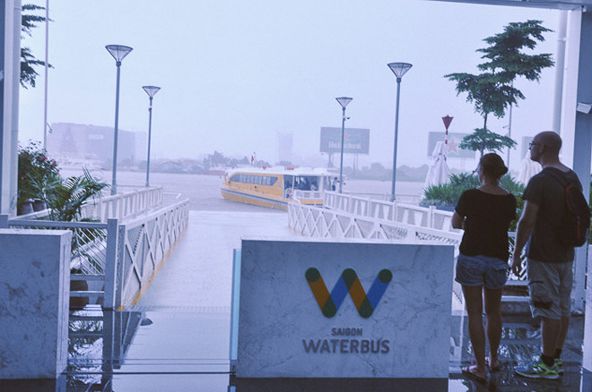 Ảnh: Ngỡ ngàng trước sự hiện đại của bến xe buýt chạy trên mặt nước