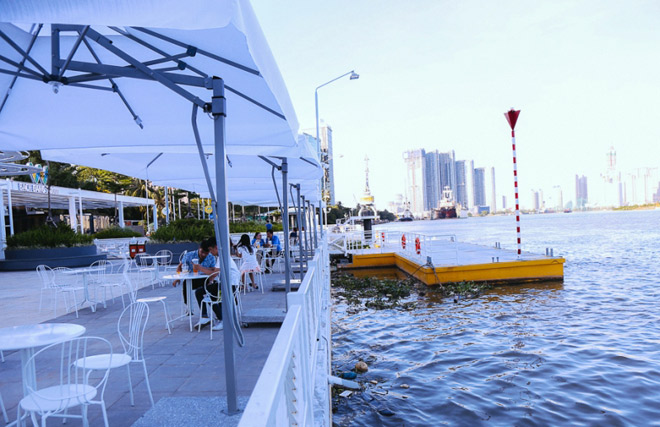 Ảnh: Ngỡ ngàng trước sự hiện đại của bến xe buýt chạy trên mặt nước