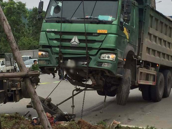 Bị xe tải kéo lê, người đàn ông tử nạn trên đường đi làm