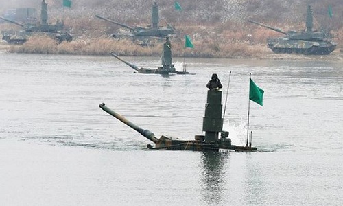 Xe tăng Báo đen Hàn Quốc dựng ống thở, diễn tập vượt sông