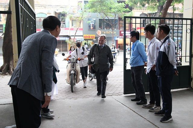 Hà Nội: Thầy hiệu trưởng ra cổng trường cúi chào học sinh mỗi sáng và sau giờ tan học