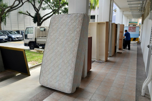 Mâu thuẫn với bố, con gái thuê người lấy hết đồ đạc đi