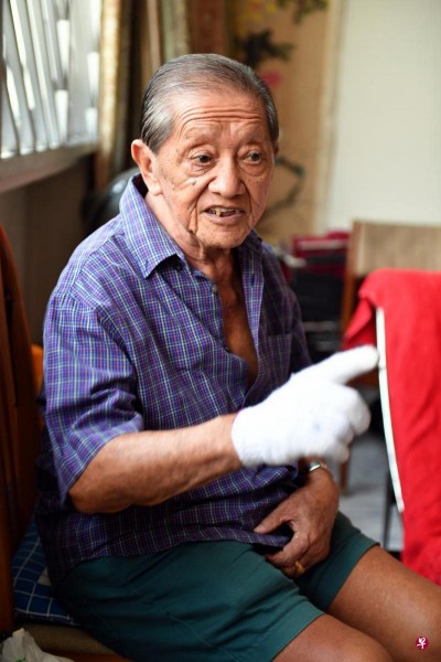 Mâu thuẫn với bố, con gái thuê người lấy hết đồ đạc đi