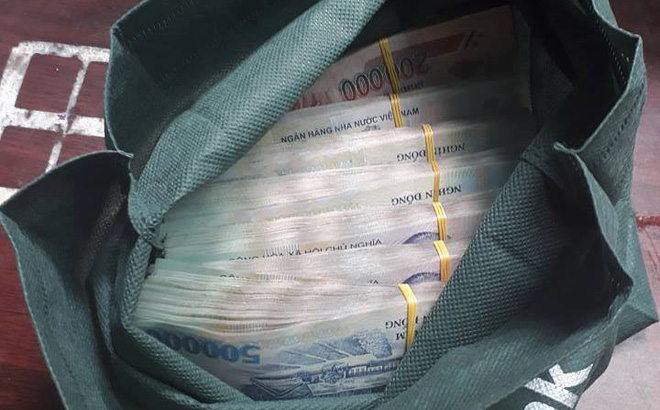 Vị khách để quên hơn 300 triệu đồng trong cốp xe, nam sinh vội đi tìm trả lại