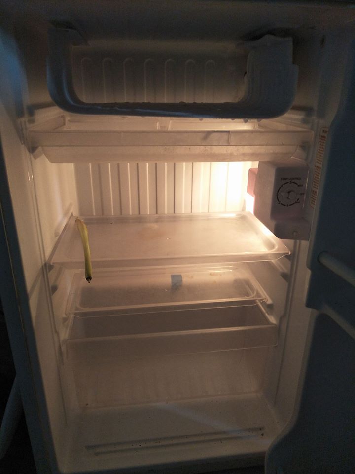 Sinh viên xa nhà thi nhau khoe đồ ăn chất thành núi bố mẹ gửi cho