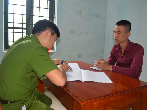 Bắt 2 thanh niên trong đường dây trộm xe máy chuyên nghiệp rồi thay biển số giả để bán