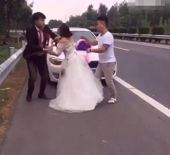 Can tội mặc váy sexy để chụp ảnh cưới, cô nàng bị người yêu đấm ngay giữa studio