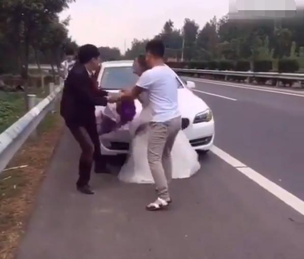 Can tội mặc váy sexy để chụp ảnh cưới, cô nàng bị người yêu đấm ngay giữa studio