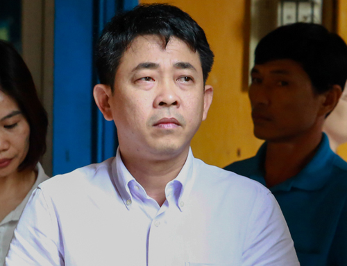 Cựu chủ tịch VN Pharma ngã quỵ khi bị bắt giam