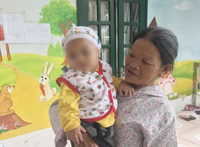 Bé 7 tháng bị bỏ rơi tại Hà Nội chính thức được bà ngoại đón về