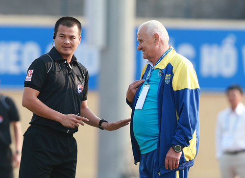 HLV của Thanh Hóa bị cấm chỉ đạo vì vạ miệng ở V-League