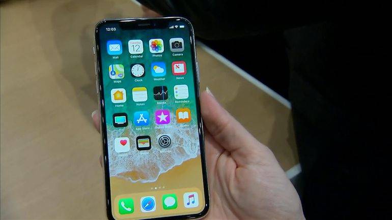 Apple họp khẩn với Foxconn để giải cứu iPhone X