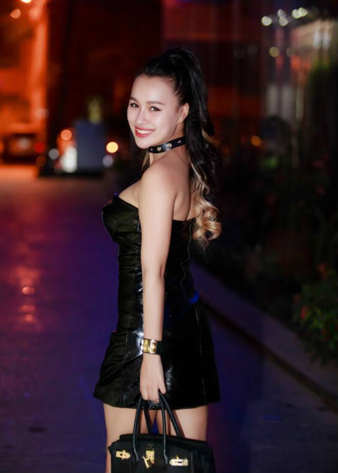 Sinh ra và lớn lên ở Điện Biên, DJ Tít tên thật là Trần Thị Thủy Tiên (SN 1994, Điện Biên) ban đầu theo đuổi con đường sư phạm với mơ ước trở thành cô giáo nhưng cái duyên với âm nhạc đã đưa Tít đến với nghề DJ và nhanh trong là một trong những DJ đắt show nhất Hà thành.