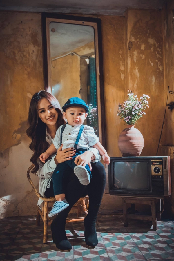 Gia đình chồng cô cũng rất tâm lý và luôn ủng hộ niềm đam mê của Thủy Tiên nên ngay sau khi sinh con trai đầu lòng không lâu người hâm mộ đã lại thấy cô quay trở lại bên bàn Mix. 