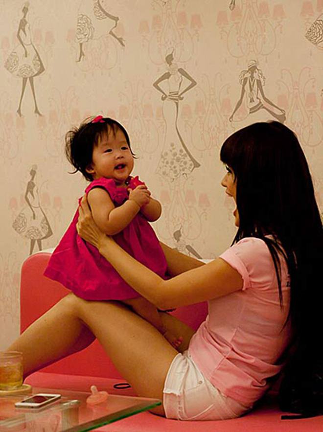 Số phận lại quá nghiệt ngã với nữ DJ tài hoa một thời khi cô qua đời trong chuyến lưu diễn tại Hải Phòng vào năm 2012 vì viêm phổi cấp.