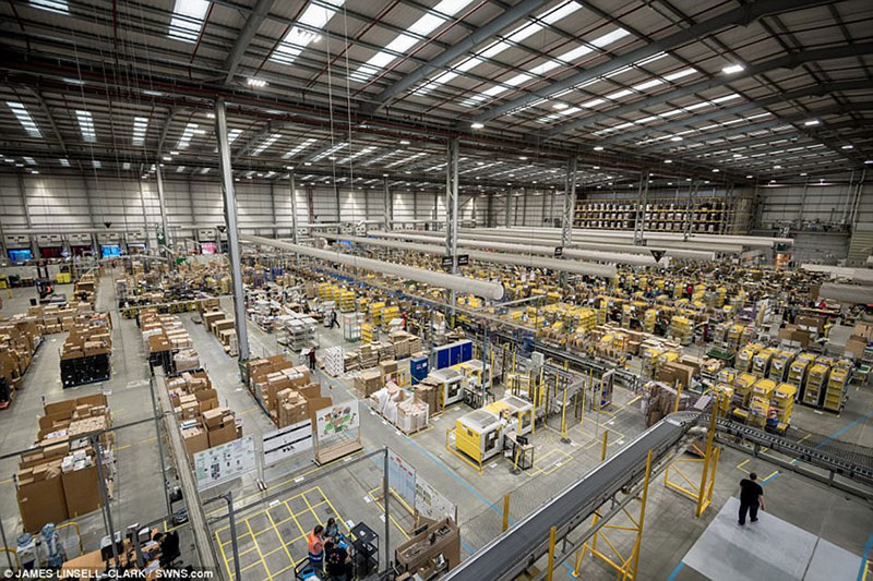 Bên trong kho hàng bằng 7 sân bóng đá của Amazon trước Thứ sáu đen