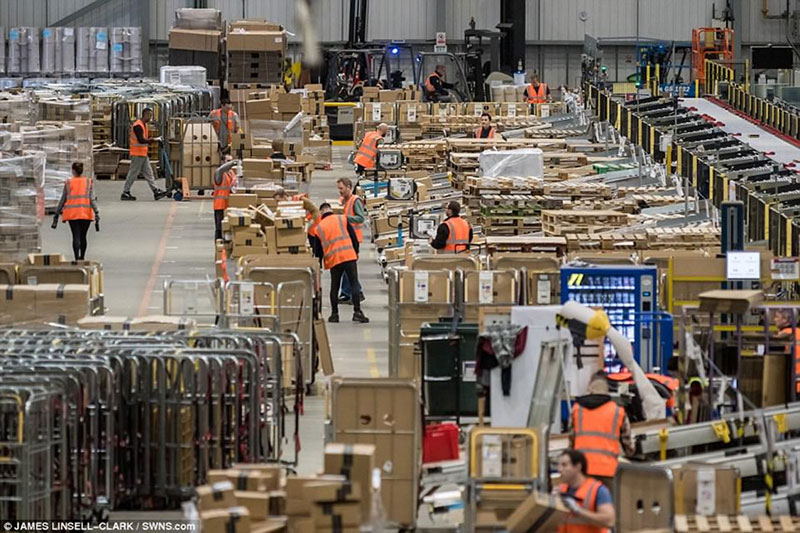 Bên trong kho hàng bằng 7 sân bóng đá của Amazon trước Thứ sáu đen