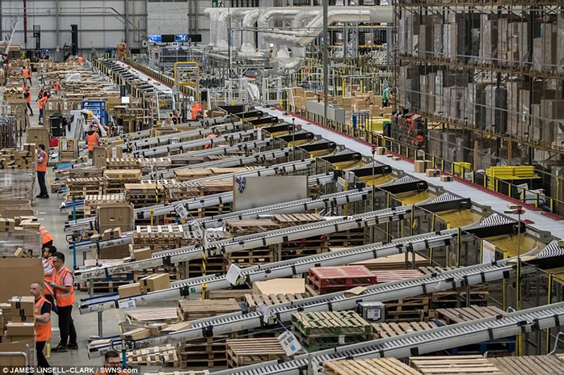 Bên trong kho hàng bằng 7 sân bóng đá của Amazon trước Thứ sáu đen