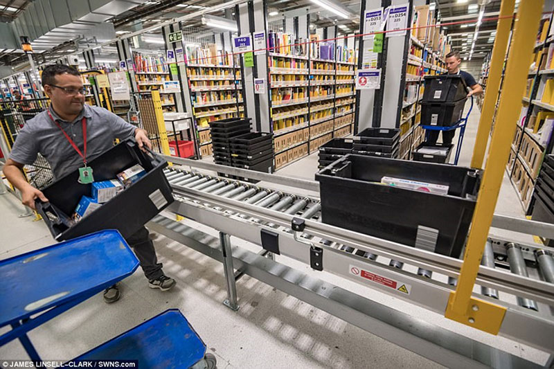 Bên trong kho hàng bằng 7 sân bóng đá của Amazon trước Thứ sáu đen