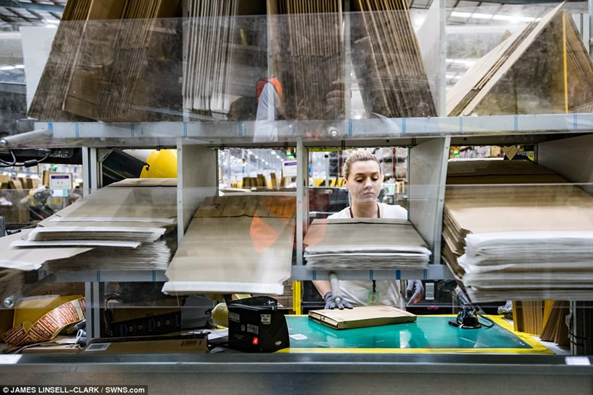 Bên trong kho hàng bằng 7 sân bóng đá của Amazon trước Thứ sáu đen