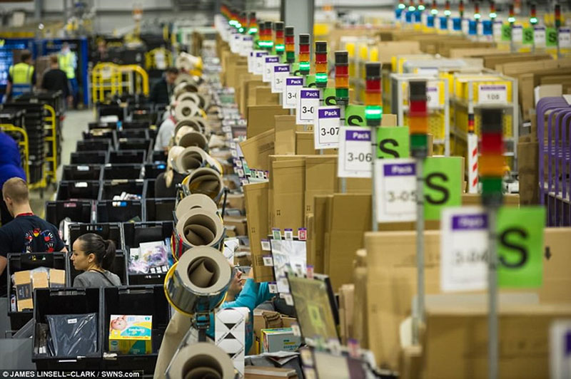 Bên trong kho hàng bằng 7 sân bóng đá của Amazon trước Thứ sáu đen