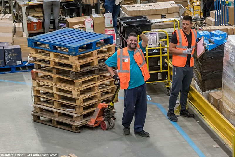 Bên trong kho hàng bằng 7 sân bóng đá của Amazon trước Thứ sáu đen