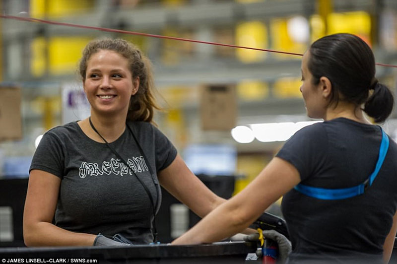 Bên trong kho hàng bằng 7 sân bóng đá của Amazon trước Thứ sáu đen