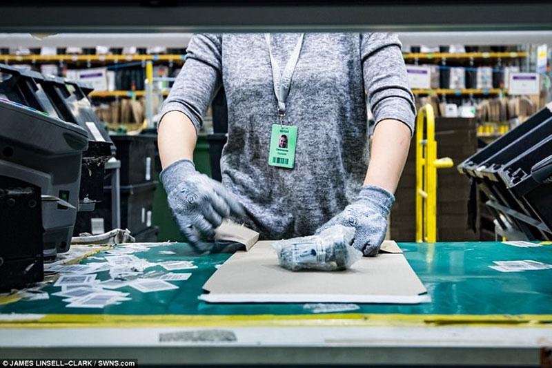 Bên trong kho hàng bằng 7 sân bóng đá của Amazon trước Thứ sáu đen