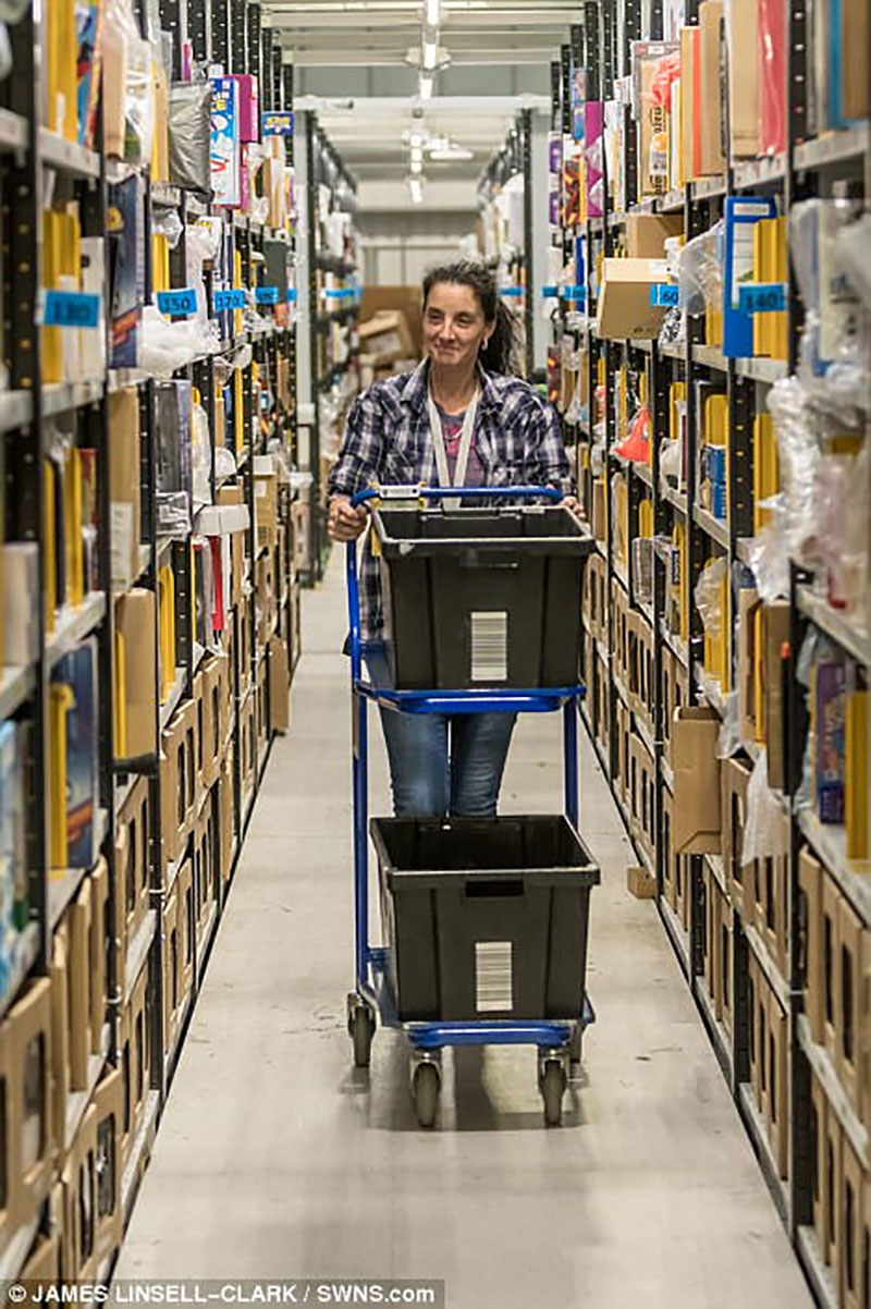 Bên trong kho hàng bằng 7 sân bóng đá của Amazon trước Thứ sáu đen