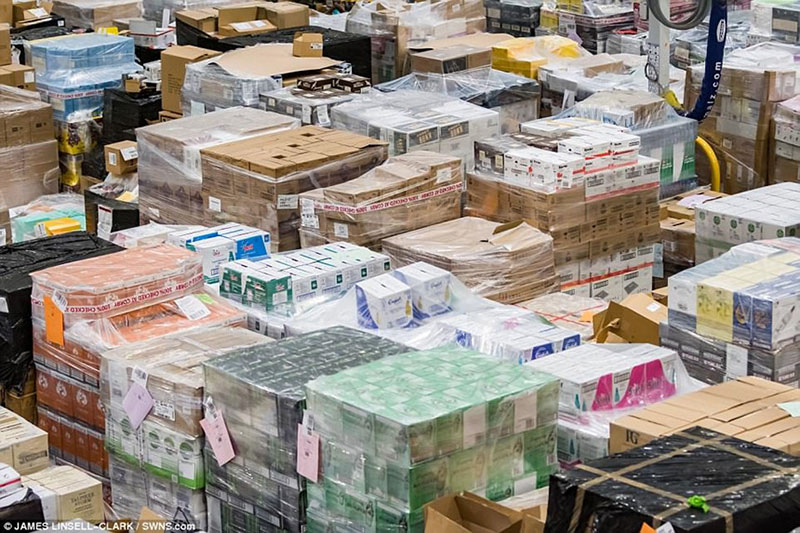 Bên trong kho hàng bằng 7 sân bóng đá của Amazon trước Thứ sáu đen