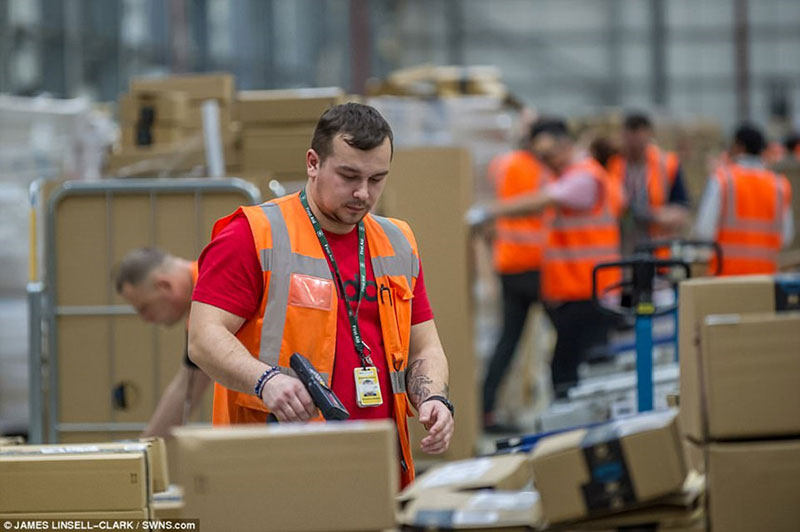 Bên trong kho hàng bằng 7 sân bóng đá của Amazon trước Thứ sáu đen